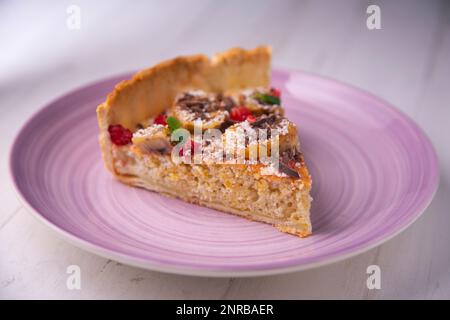 Bananen-Joghurt-Schwammkuchen mit frischen Früchten und Schokolade Stockfoto