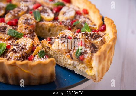 Bananen-Joghurt-Schwammkuchen mit frischen Früchten und Schokolade Stockfoto