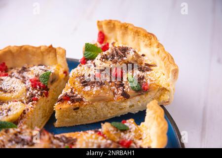 Bananen-Joghurt-Schwammkuchen mit frischen Früchten und Schokolade Stockfoto