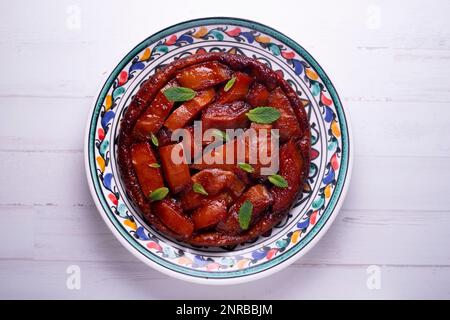 Papaya-Tarte Tatin. Seine Besonderheit ist, dass es sich um einen umgedrehten Kuchen handelt, das heißt, für die Zubereitung wird das Obst unten und der Teig oben platziert. Stockfoto