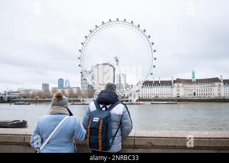 Ein paar mittleren Alters Stand in der Nähe des London Eye, umarmen Stockfoto