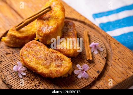 Der Torrija oder Torreja, auch französischer Toast genannt, ist ein Gericht, das aus einer Scheibe Brot hergestellt wird, die in Milch, Sirup oder Wein getränkt ist, und nachdem er mit i bestrichen wurde Stockfoto