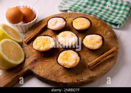 Santa Teresa Eigelb ist ein traditionelles spanisches Dessert und besteht aus Zucker und Eigelb. Stockfoto