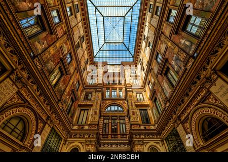 Blick aus dem niedrigen Winkel auf die Galleria Sciarra in Rom, Italien. Stockfoto