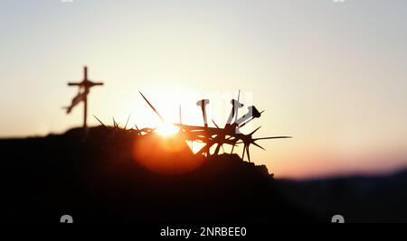 Das Kreuz, die Krone der Dornen und Nägel symbolisieren das Opfer und das Leiden Jesu Christi Stockfoto