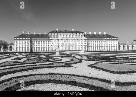 München - 20. April 2015: Historisches Schloss Schleissheim bei München unter blauem Himmel. Zuccalli errichtete schließlich den barocken Neuen Palast zwischen in Stockfoto