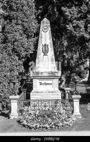 WIEN, ÖSTERREICH - APR 26, 2015: Letzte Ruhestätte des Komponisten Ludwig van Beethoven Grab auf dem Wiener Zentralfriedhof in Wien, Österreich. Stockfoto