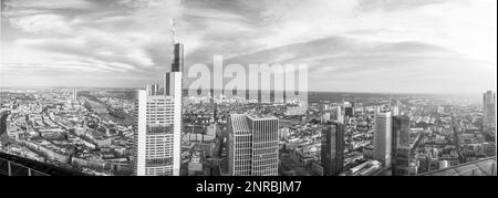 FRANKFURT, DEUTSCHLAND - 2. MAI 2015: Sommerpanorama des Finanzviertels in Frankfurt, Deutschland. Frankfurt ist das Finanzzentrum von Deutschland und der Stockfoto