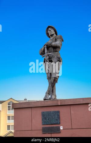 Statue von Ritter Hartmut in Kronberg Taunus in seiner Ritterpanzerung aus Metall. Stockfoto