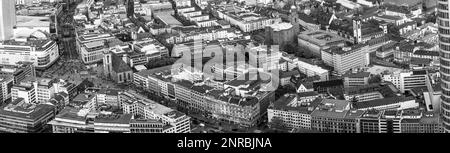 FRANKFURT, DEUTSCHLAND - 2. MAI 2015: Luftaufnahme von Frankfurt mit Hauptwache und Fußgängerzone Zeil in Frankfurt, Deutschland. Die Zeil ist Deutschlands älteste Stockfoto