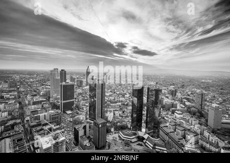 FRANKFURT, DEUTSCHLAND - 2. MAI 2015: Sommerpanorama des Finanzviertels in Frankfurt, Deutschland. Frankfurt ist das Finanzzentrum von Deutschland und der Stockfoto