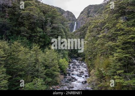 Die Teufelsschüssel in der Nähe von Arthurs passiert das Dorf. Ein hoher, leicht zugänglicher Wasserfall in den südlichen Alpen von Aotearoa. Stockfoto