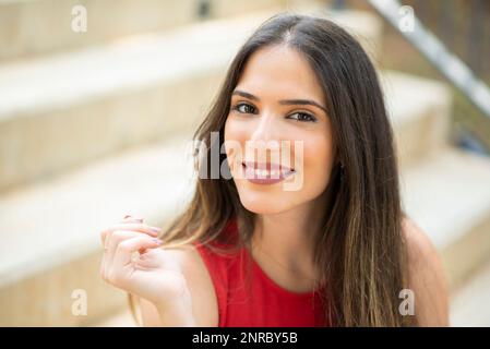 Schöne junge Frau lächelnd otudoors Stockfoto