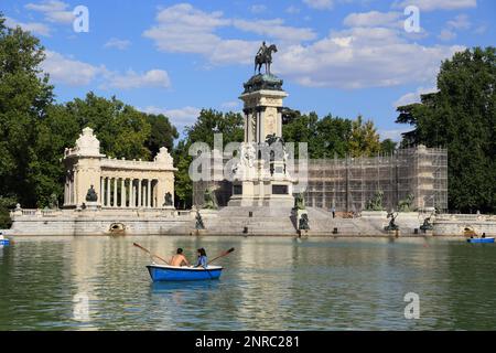 MADRID, SPANIEN - 24. MAI 2014: Dies ist der große Teich und ein Denkmal für König Alfonso XII im Retiro Park. Stockfoto