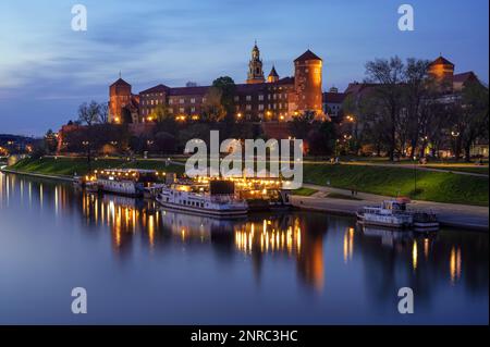 Blue Hour Blick auf das malerische Wawelschloss, die historisch und kulturell bedeutendste Stätte im Zentrum von Krakau, Polen. Stockfoto