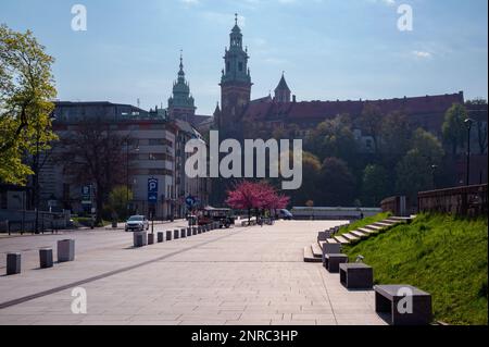 Blick auf das malerische Wawelschloss, die historisch und kulturell bedeutendste Stätte im Zentrum von Kraków, Polen. Stockfoto