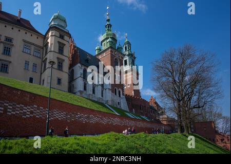 Blick auf das malerische Wawelschloss, die historisch und kulturell bedeutendste Stätte im Zentrum von Kraków, Polen. Stockfoto