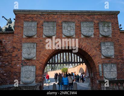 Blick auf das malerische Wawelschloss, die historisch und kulturell bedeutendste Stätte im Zentrum von Kraków, Polen. Stockfoto