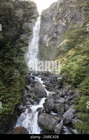 Die Teufelsschüssel in der Nähe von Arthurs passiert das Dorf. Ein hoher, leicht zugänglicher Wasserfall in den südlichen Alpen von Aotearoa. Stockfoto