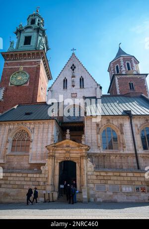 Blick auf die Wawel-Kathedrale oder die königliche Erzkathedrale Basilika der Heiligen Stanislaus und Wenzelaus auf dem Wawel-Hügel, Teil der Königlichen Burg Wawel. Stockfoto