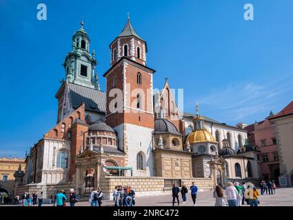 Blick auf die Wawel-Kathedrale oder die königliche Erzkathedrale Basilika der Heiligen Stanislaus und Wenzelaus auf dem Wawel-Hügel, Teil der Königlichen Burg Wawel. Stockfoto