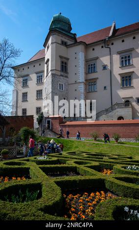 Die königliche Residenz, umgeben von wunderschönen Gärten, befindet sich im Schloss Wawel, dem ersten UNESCO-Weltkulturerbe in Krakau, Polen. Stockfoto