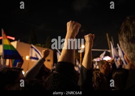 Eine Demonstration gegen Netanjahus Regierungsreformen, Februar 2023, Tel Aviv, Israel Stockfoto