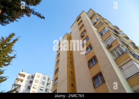 Mehrstöckige Gebäude in der Provinz Adana, einer Erdbebenzone zweiten Grades. Erdbeben, Seismologie, Wissenschaft, Ingenieurwesen, Baukonzept Stockfoto