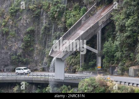 Die reid Falls Aquädukt an der Otira-Schlucht, die das Wasser über die Straße leitet, damit Autos sicher durch Neuseeland fahren können. Stockfoto