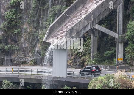 Die reid Falls Aquädukt an der Otira-Schlucht, die das Wasser über die Straße leitet, damit Autos sicher durch Neuseeland fahren können. Stockfoto