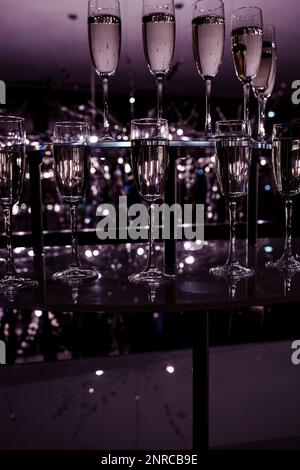 Viele elegante leere Gläser Wein oder Champagner. Kristallgläser sind in einer Pyramide angeordnet Stockfoto