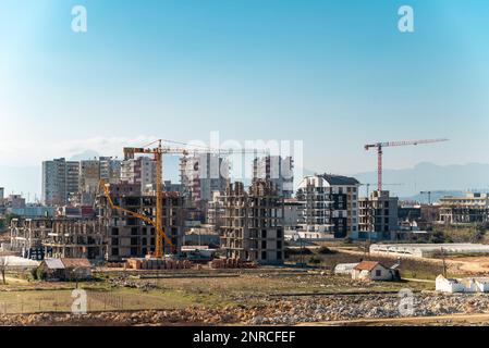 Baukran, der auf einer großen Baustelle arbeitet Stockfoto