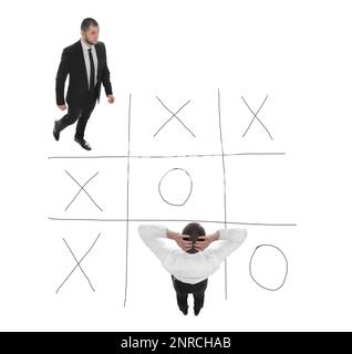 Männer und Darstellung des Tic-tac-Toe-Spiels auf weißem Hintergrund. Konzept der Geschäftsstrategie Stockfoto