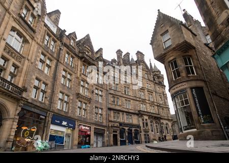 Ein Blick auf die Cockburn Street in Edinburgh an einem ruhigen Sonntagmorgen Stockfoto