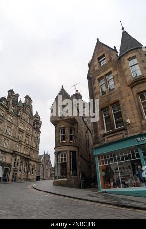 Ein Blick auf die Cockburn Street in Edinburgh an einem ruhigen Sonntagmorgen Stockfoto