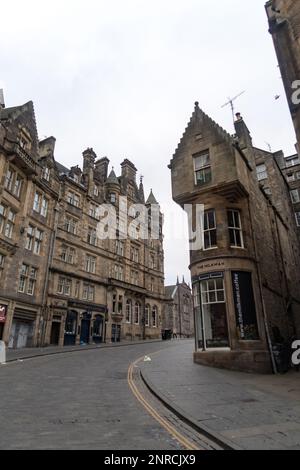 Ein Blick auf die Cockburn Street in Edinburgh an einem ruhigen Sonntagmorgen Stockfoto