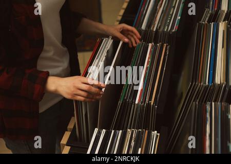 Frau wählt Schallplatten im Laden aus, Nahaufnahme Stockfoto