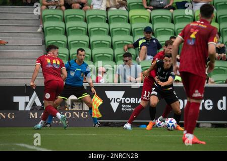 AAMI Park, Melbourne, Australien. 26. Februar 2023. Chris Ikonomidis wird von Adelaide Defender Craig Goodwin gehalten. Kredit: James Forrester/Alamy Live News Stockfoto