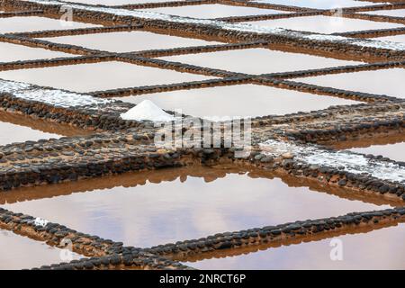 Verdampfungswannen des Salzmuseums in Fuerteventura. Stockfoto