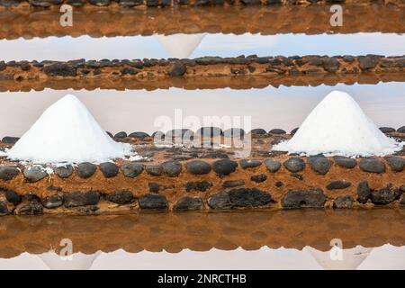 Salzhaufen am Rand von Verdampfungswannen im Salzmuseum in Fueteventura. Stockfoto