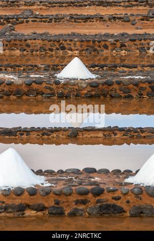 Salzhaufen am Rand von Verdampfungswannen im Salzmuseum in Fueteventura. Stockfoto