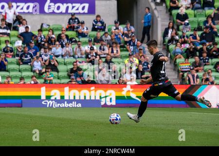 AAMI Park, Melbourne, Australien. 26. Februar 2023. Bruno Fornaroli tritt den Elfmeterball für Melbourne Victory. Kredit: James Forrester/Alamy Live News Stockfoto