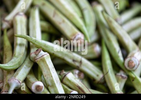 Nahaufnahme eines Stapels von Okras zum Verkauf an einem Marktstand. Stockfoto