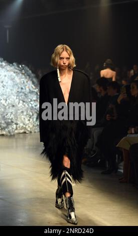 Mailand, Italien. 26. Februar 2023. Ein Modell präsentiert eine Kreation aus der ANNAKIKI Herbst/Winter 2023/2024 Kollektion während der Milan Fashion Week in Mailand, Italien, am 26. Februar 2023. Kredit: Jin Mamengni/Xinhua/Alamy Live News Stockfoto