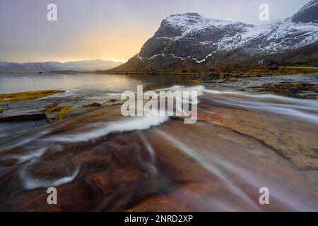 Dämmerung in einem Fjord in der Nähe von Flakstad, Flakstadoya, Nordland, Lofoten, Norwegen, Nordeuropa Stockfoto