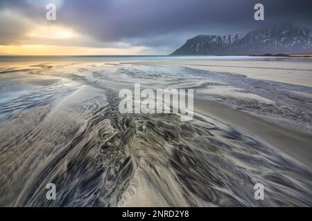 Stürmisches Wetter am Skagsanden Beach, Flakstad, Flakstadoya, Nordland, Lofoten, Norwegen, Nordeuropa Stockfoto