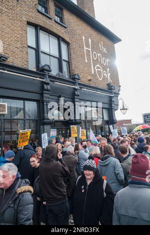 Pro-LGBT-Gegenprotester schützen und umzingeln Honor Oak Pub und vertreiben rechtsextreme Aktivisten wie Calvin Robinson. Ehimetalor Unuabona/Alamy Stockfoto