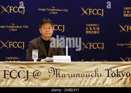 Tokio, Japan. 27. Februar 2023. Nobuyuki Matsutake, ehemaliges Mitglied der Kommunistischen Partei Japans (JCP), nimmt an einer Pressekonferenz im "Foreign Correspondents' Club of Japan" in Tokio Teil. Matsutake, ehemaliges Mitglied der ältesten politischen Partei in Japan, sagte, dass die JCP nie eine offene Wahl für ihre Spitzenpositionen hatte. Er bat um eine Abstimmung und erklärte seine Absicht, Kazuo Shii herauszufordern, der seit 2000 als Fraktionsvorsitzender fungiert. Daher wurden Matsutakes Reformen ignoriert und von der Schule verwiesen. (Kreditbild: © Rodrigo Reyes Marin/ZUMA Press Wire) NUR REDAKTIONELLE VERWENDUNG! Nicht für den US-Handel Stockfoto