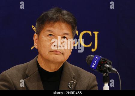 Tokio, Japan. 27. Februar 2023. Nobuyuki Matsutake, ehemaliges Mitglied der Kommunistischen Partei Japans (JCP), nimmt an einer Pressekonferenz im "Foreign Correspondents' Club of Japan" in Tokio Teil. Matsutake, ehemaliges Mitglied der ältesten politischen Partei in Japan, sagte, dass die JCP nie eine offene Wahl für ihre Spitzenpositionen hatte. Er bat um eine Abstimmung und erklärte seine Absicht, Kazuo Shii herauszufordern, der seit 2000 als Fraktionsvorsitzender fungiert. Daher wurden Matsutakes Reformen ignoriert und von der Schule verwiesen. (Kreditbild: © Rodrigo Reyes Marin/ZUMA Press Wire) NUR REDAKTIONELLE VERWENDUNG! Nicht für den US-Handel Stockfoto