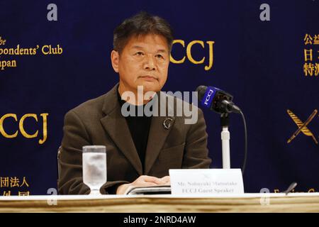 Tokio, Japan. 27. Februar 2023. Nobuyuki Matsutake, ehemaliges Mitglied der Kommunistischen Partei Japans (JCP), nimmt an einer Pressekonferenz im "Foreign Correspondents' Club of Japan" in Tokio Teil. Matsutake, ehemaliges Mitglied der ältesten politischen Partei in Japan, sagte, dass die JCP nie eine offene Wahl für ihre Spitzenpositionen hatte. Er bat um eine Abstimmung und erklärte seine Absicht, Kazuo Shii herauszufordern, der seit 2000 als Fraktionsvorsitzender fungiert. Daher wurden Matsutakes Reformen ignoriert und von der Schule verwiesen. (Kreditbild: © Rodrigo Reyes Marin/ZUMA Press Wire) NUR REDAKTIONELLE VERWENDUNG! Nicht für den US-Handel Stockfoto